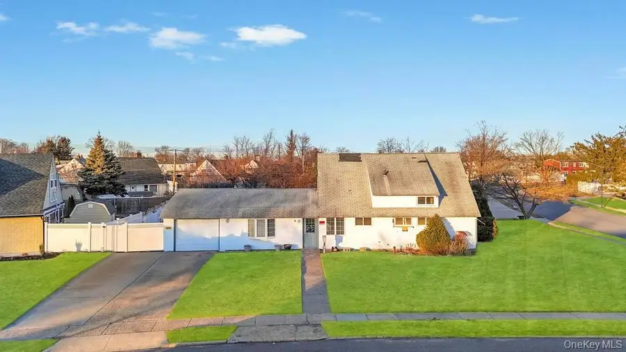 15 Autumn Lane, Hicksville, NY 11801 - Image #3