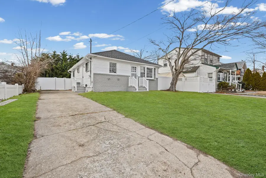 88 N Penataquit Avenue, Bay Shore, NY 11706 - #2