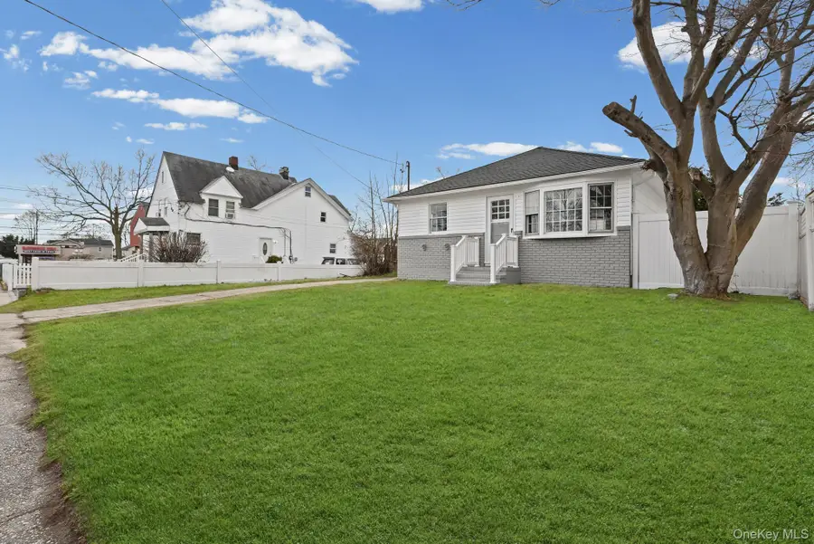 88 N Penataquit Avenue, Bay Shore, NY 11706 - #3