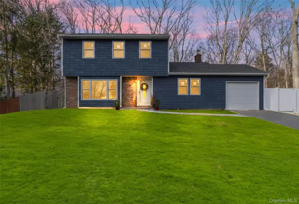 15 Bellaire Drive, Ridge, NY 11961