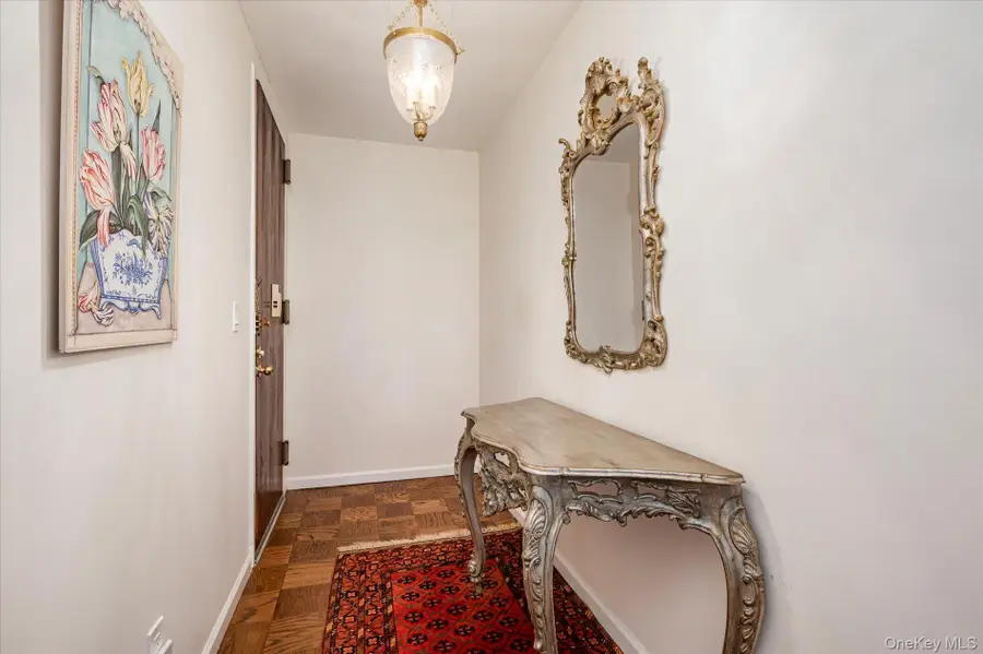 20 Gilchrest Road #3D, Great Neck, NY 11021 - Image #2