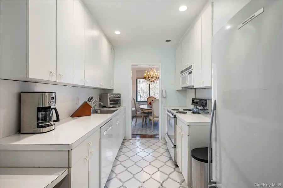 20 Gilchrest Road #3D, Great Neck, NY 11021 - Image #3