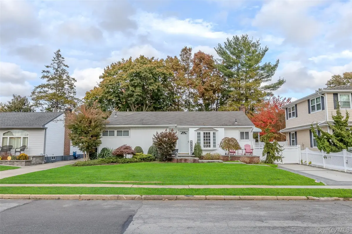 527 Spruce Lane, East Meadow, NY 11554 - Image #1