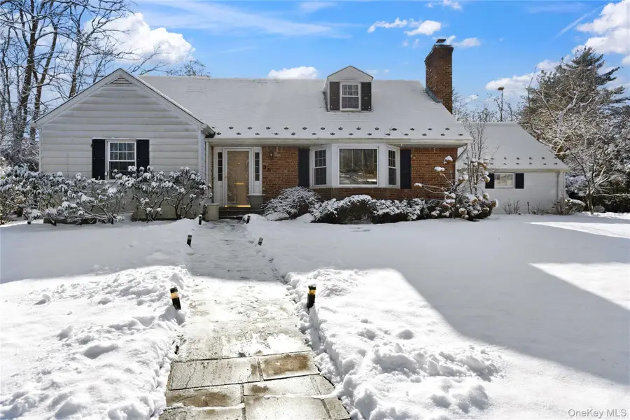 30 Glenwood Lane, East Hills, NY 11577 - Image #2