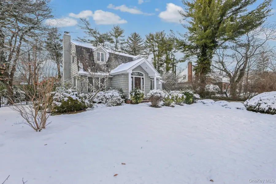 95 Oakdale Lane, East Hills, NY 11577 - Image #2