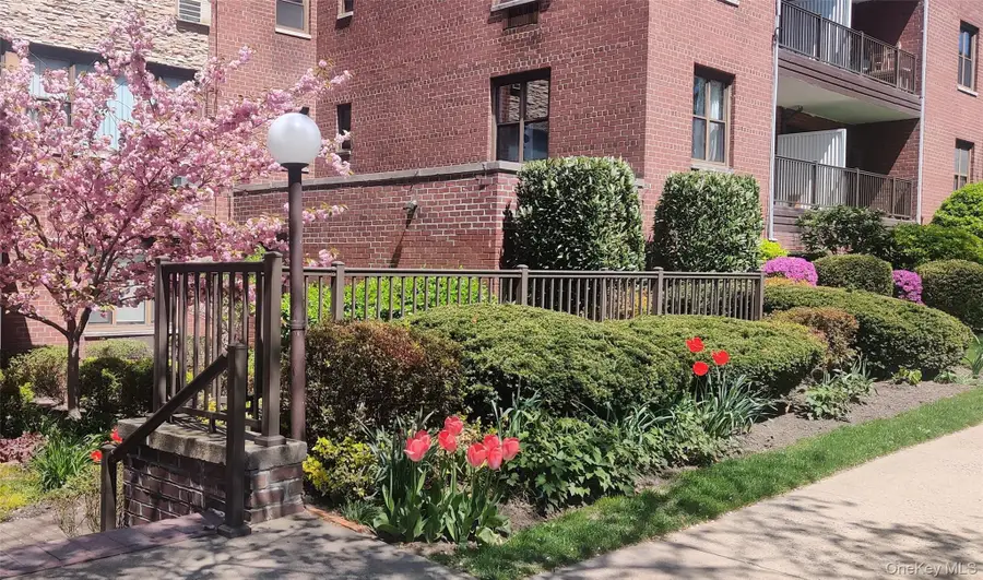 15 Hill Park Avenue #1-L, Great Neck Plaza, NY 11021 - #3