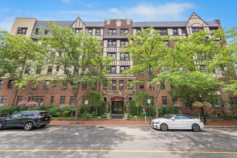 4 Maple Dr #1J, Great Neck, NY 11021 - #2