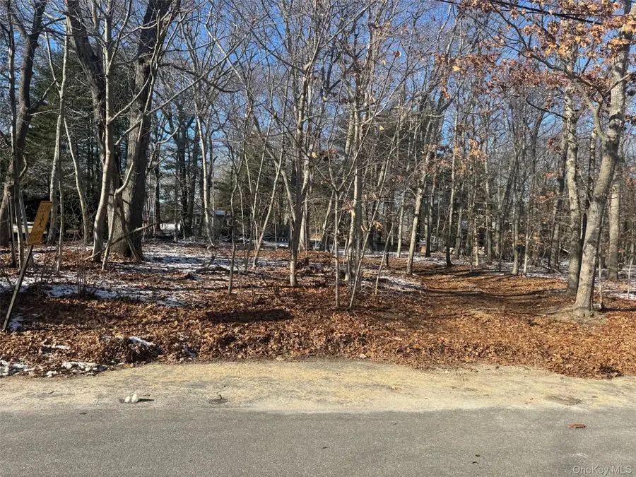 725 Youngs Avenue, Mattituck, NY 11952 - Image #2