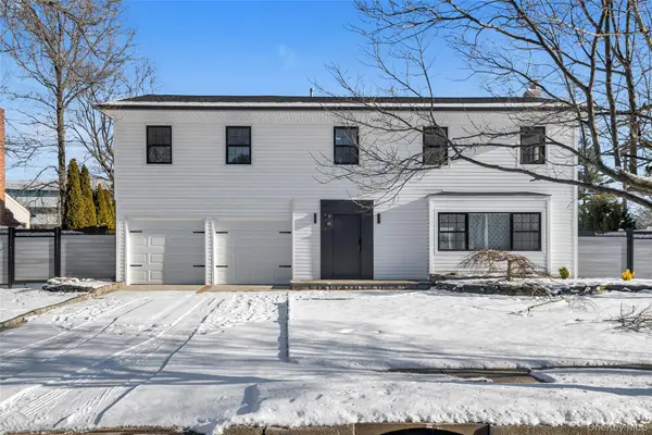 26 Roseanne Drive, Woodbury, NY 11797