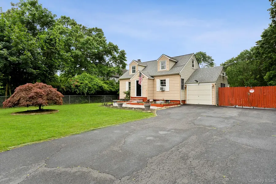 824 Lincoln Avenue, Bohemia, NY 11716 - Image #2