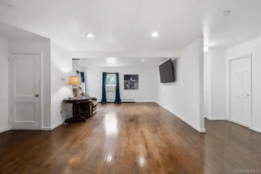 824 Lincoln Avenue, Bohemia, NY 11716 - Image #3