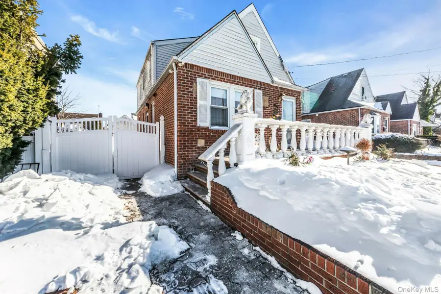 20 Law Street, North Valley Stream, NY 11580 - #3