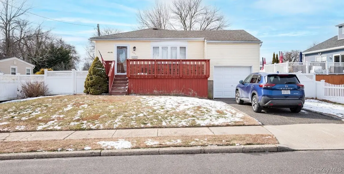 385 Beacon Avenue, Lindenhurst, NY 11757 - Image #1