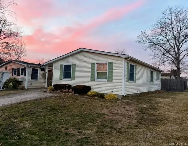 42 Village Circle S, Manorville, NY 11949 - Image #3