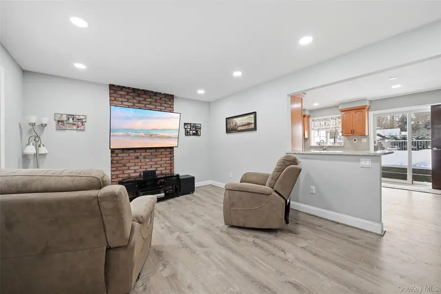 4 Cottage Court, Middle Island, NY 11953 - #3