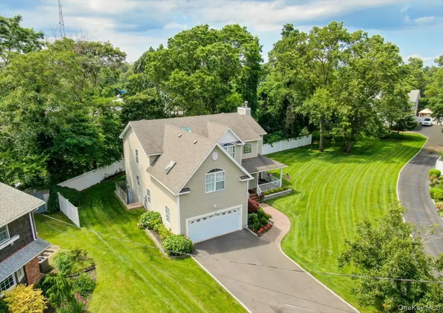 24 Ridge Court, Hauppauge, NY 11788 - Image #2