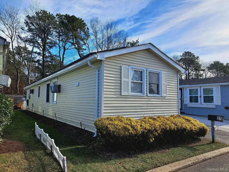 21 Village Circle E, Manorville, NY 11949 - Image #2