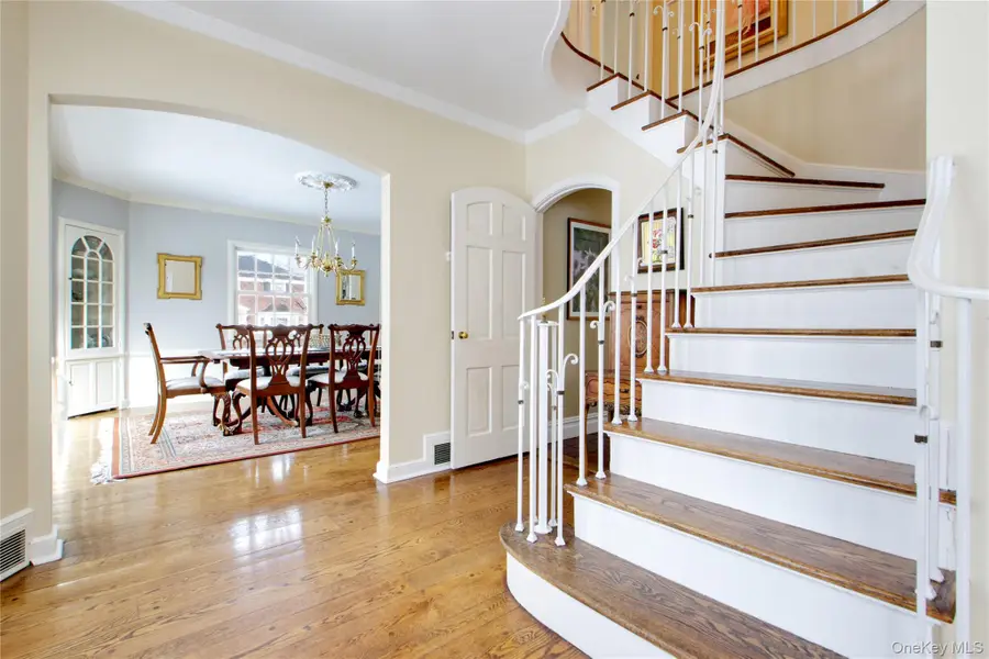 32 Barnard Place, Manhasset, NY 11030 - Image #3