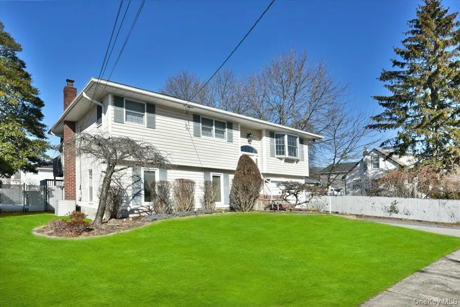 255 Brookside Court, Copiague, NY 11726 - Image #2