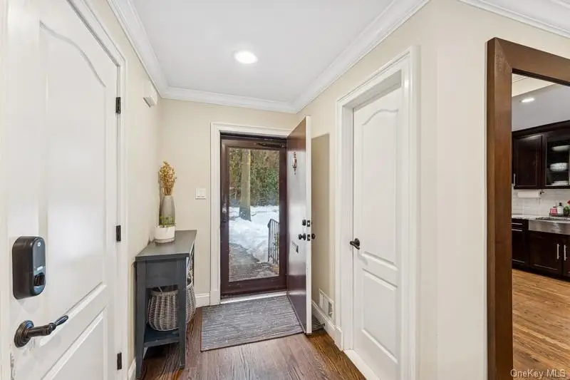 17 Windsor Gate Drive, North Hills, NY 11040 - #3