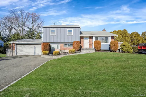 7 Marlowe Place, Greenlawn, NY 11740