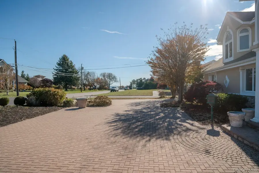 130 Wampum Lane, West Islip, NY 11795 - Image #2