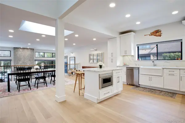 6 Frost Pond Drive, Roslyn, NY 11576