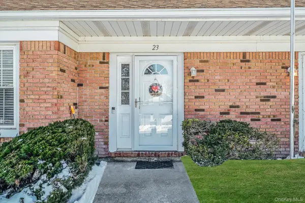 23 Gazebo Lane, Holtsville, NY 11742