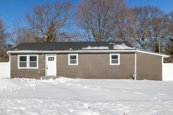 39 E Oakdale Street, Bay Shore, NY 11706