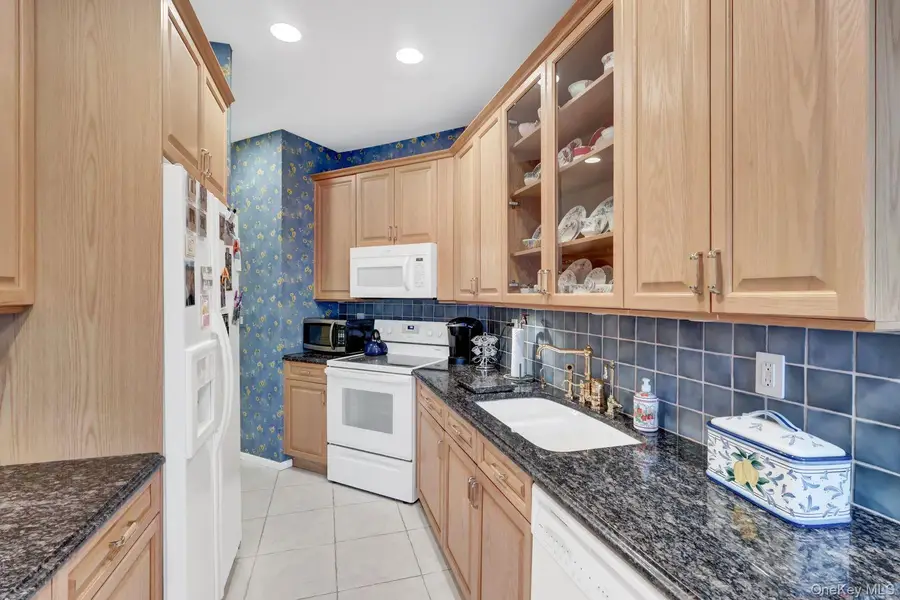 202 Carriage Lane, Plainview, NY 11803 - #3