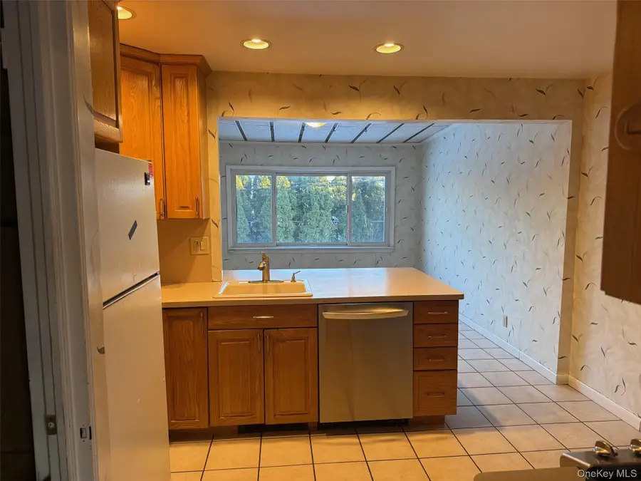 12 Cranberry Lane, Plainview, NY 11803 - #2