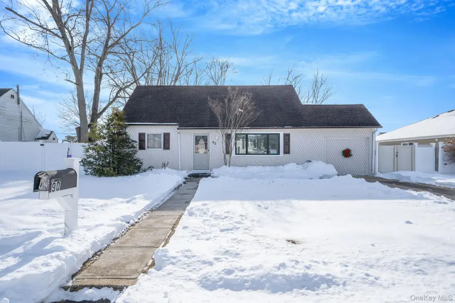 90 Winchester Drive, Lindenhurst, NY 11757 - #2