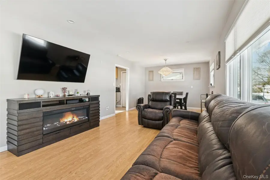 18 W Court Drive, Centereach, NY 11720 - Image #3