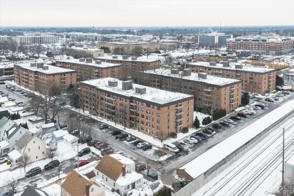 6 Birchwood Court #5B, Mineola, NY 11501