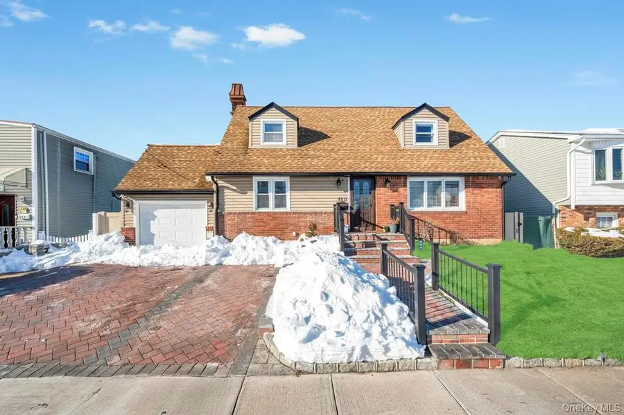 460 Roquette Avenue, Floral Park, NY 11001 - Image #2