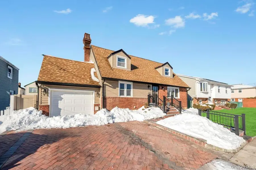 460 Roquette Avenue, Floral Park, NY 11001 - Image #3