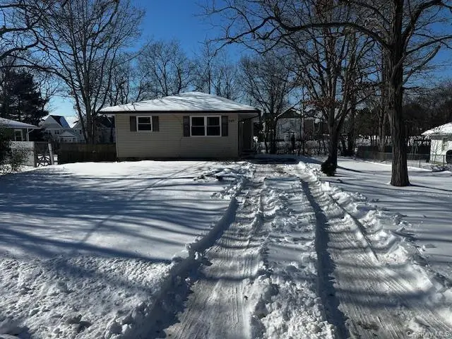 542 Post Avenue, Bellport, NY 11713 - #1