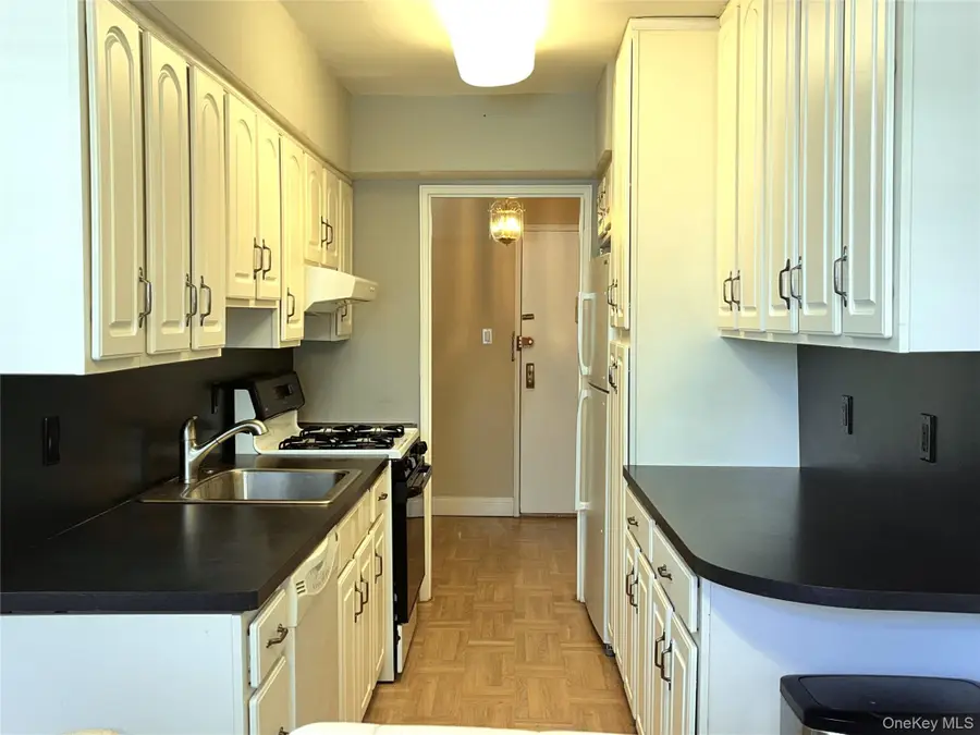 60 Hempstead Avenue #1J, Lynbrook, NY 11563 - #3