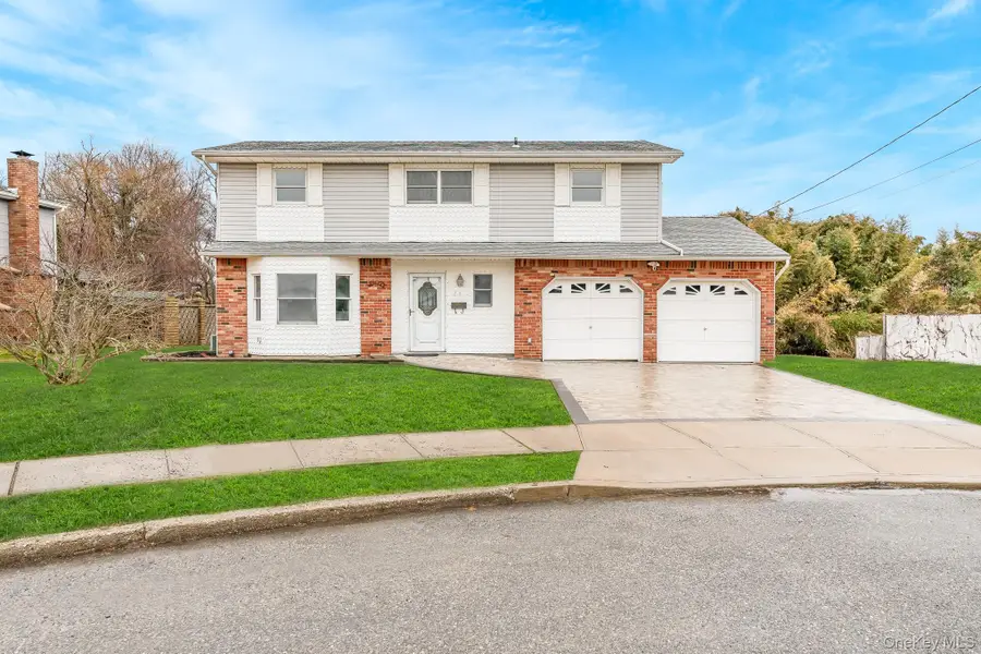 24 Brooktree Circle, Lindenhurst, NY 11757 - #2