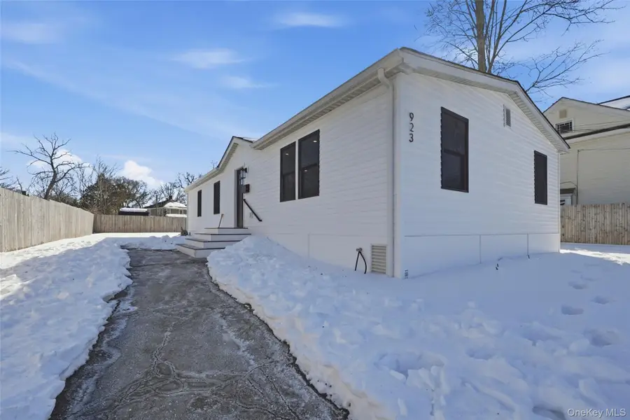 923 E Main Street, Riverhead, NY 11901 - #3