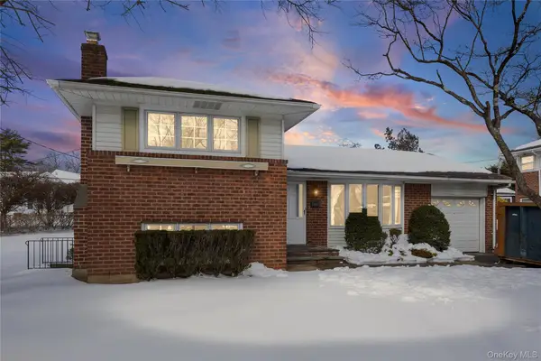 3 Saratoga Street, Commack, NY 11725