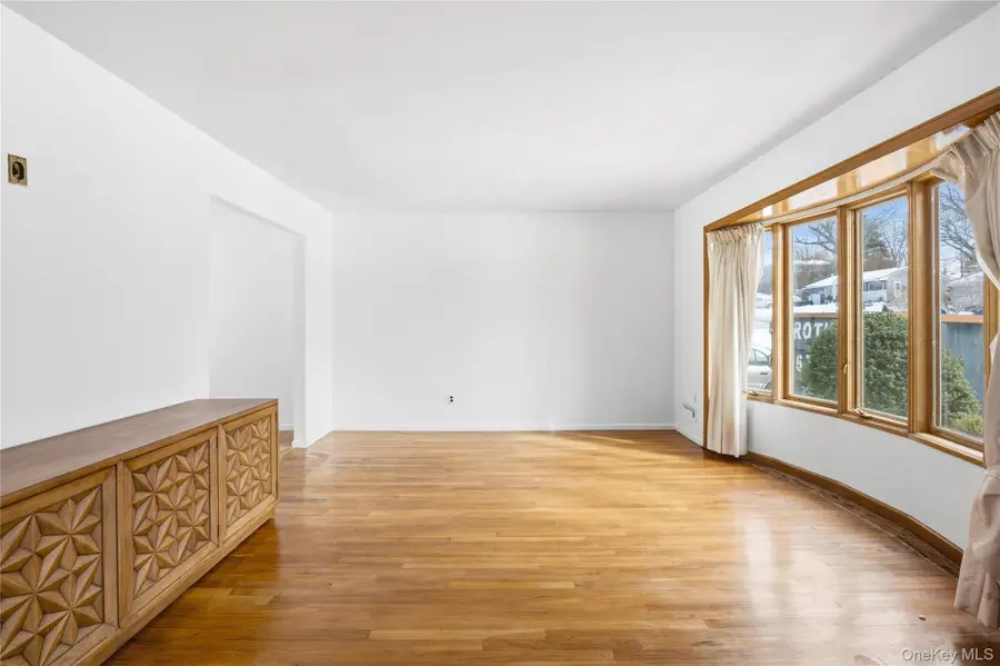 3 Saratoga Street, Commack, NY 11725 - #3