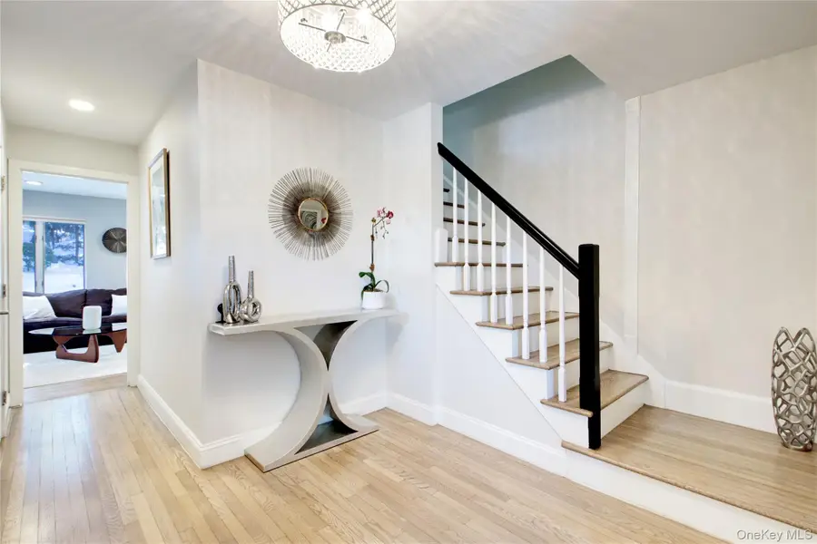 24 Hillcrest Avenue, Roslyn, NY 11576 - #2