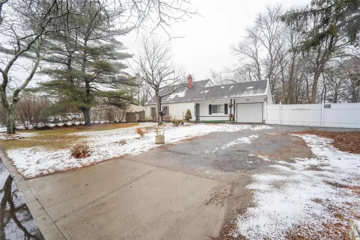 382 Jamaica Avenue, Medford, NY 11763 - #1