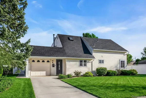 25 Turn Lane, Levittown, NY 11756