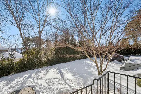 11 Huckleberry Lane E, Hampton Bays, NY 11946