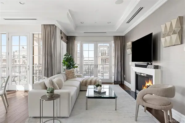 1000 Royal Court #1207, North Hills, NY 11040