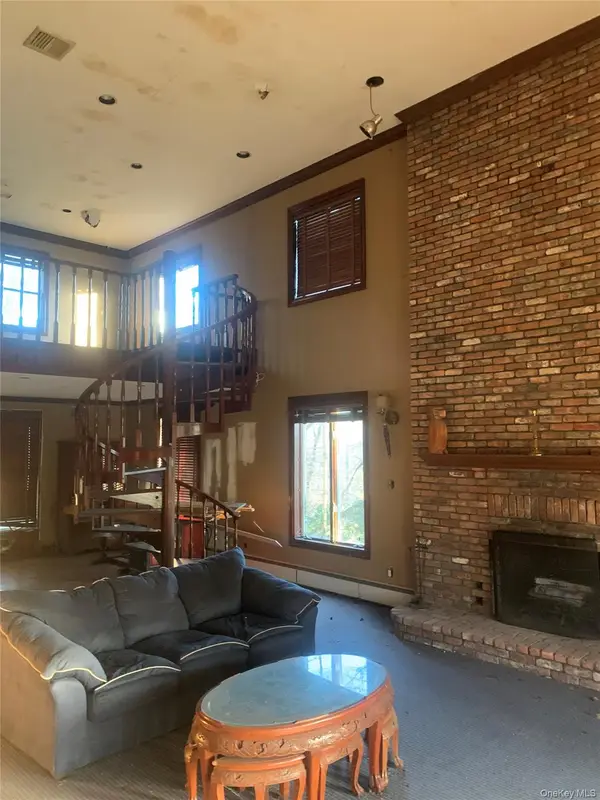 4 August Lane, Old Westbury, NY 11568