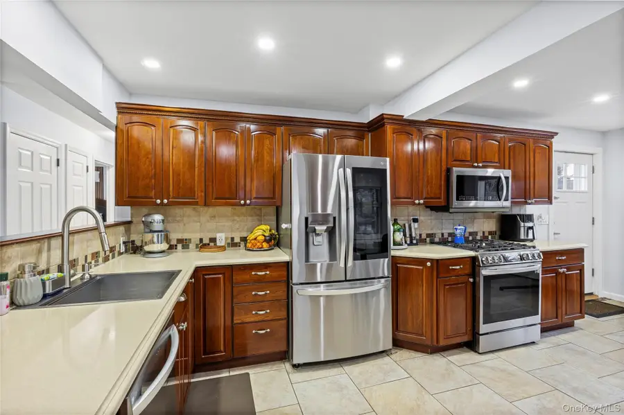 612 N Broome Avenue, Lindenhurst, NY 11757 - #3