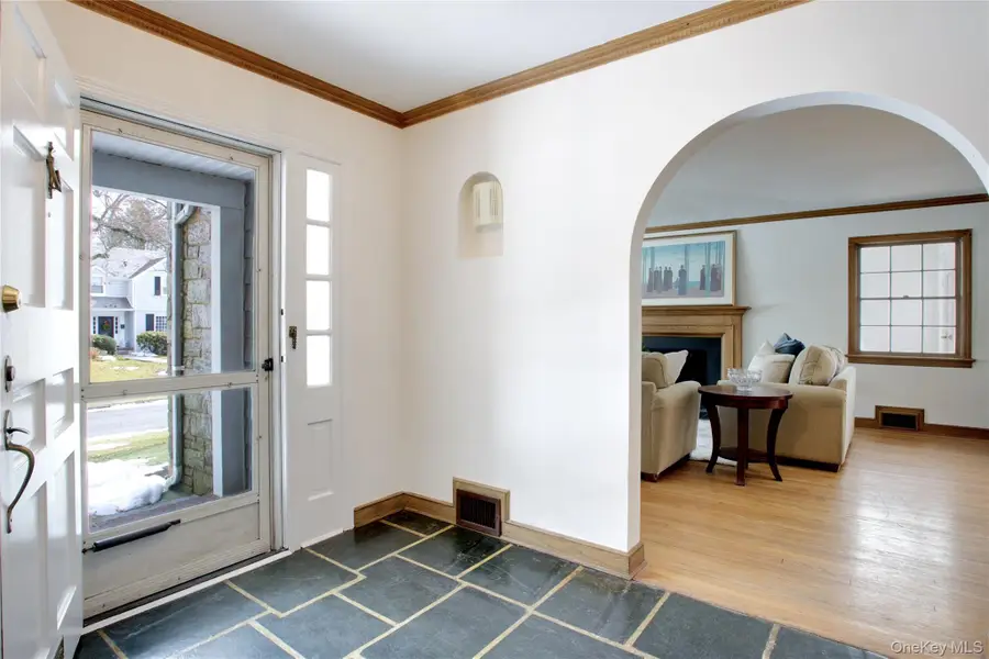 448 Abbey Road N, Manhasset, NY 11030 - #2